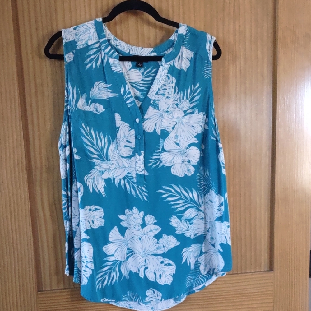 1X Torrid Teal and White Floral Top. Sleeveless, V Neck